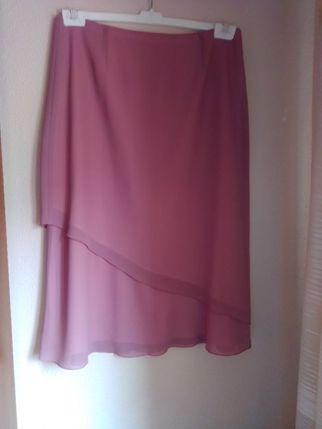 Traje fiesta compuesto por chaqueta y falda midi.