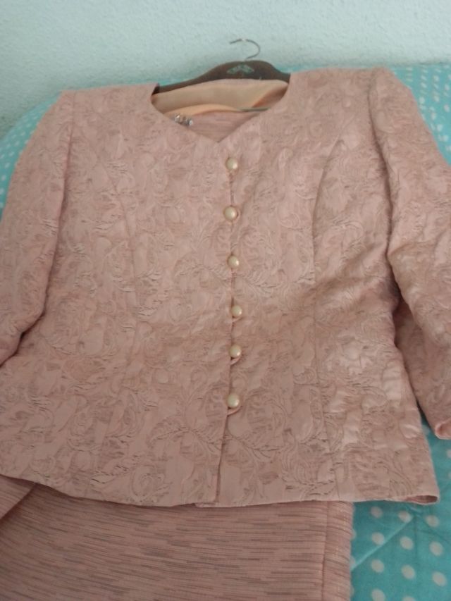 Traje fiesta compuesto por chaqueta y falda midi.