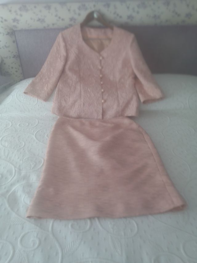 Traje fiesta compuesto por chaqueta y falda midi.