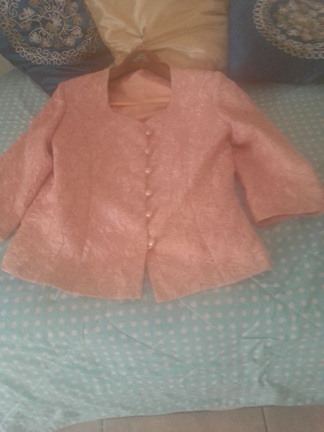 Traje fiesta compuesto por chaqueta y falda midi.