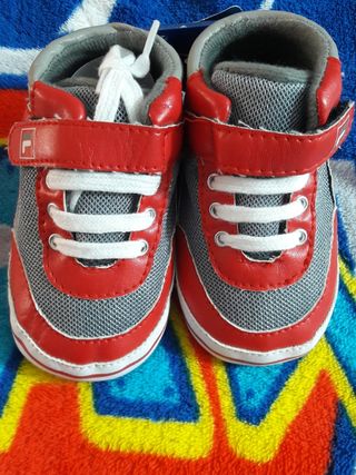 Zapatillas bebé FILA de segunda mano por 9 EUR en Lugar Nuevo de La Corona  en WALLAPOP