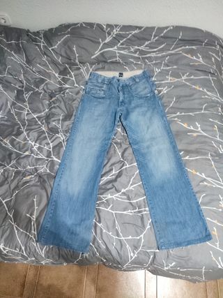 Pantalones desigual, anchos, 42 de segunda mano por 10 EUR en Vilanova i la  Geltrú en WALLAPOP