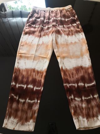 MANGO: Pantalón Tie Dye. de segunda mano por 10 EUR en Zaragoza en WALLAPOP