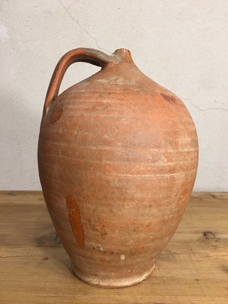 Botija antigua de barro castellano