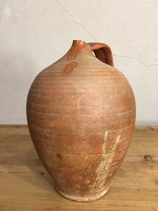Botija antigua de barro castellano
