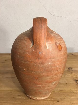 Botija antigua de barro castellano