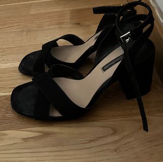 Sandalias negras tacón Stradivarius de segunda mano por 25 EUR en Barcelona  en WALLAPOP