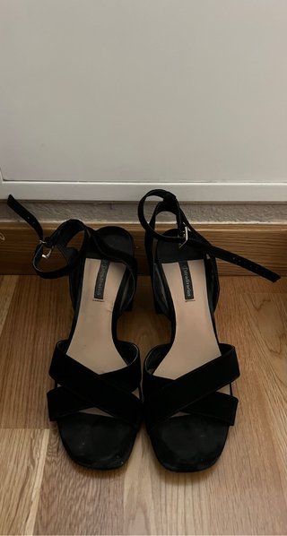 Sandalias negras tacón Stradivarius de segunda mano por 25 EUR en Barcelona  en WALLAPOP
