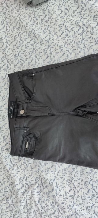 Pantalón encerado de Stradivarius. talla 34 de segunda mano por 4 EUR en  Donostia-San Sebastián en WALLAPOP