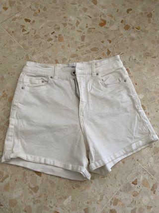 Vaqueros cortos pull and bear de segunda mano por 8 EUR en San Fernando en  WALLAPOP