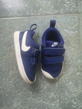 Zapatillas Nike talla 22 de segunda mano por 10 EUR en Bilbao en WALLAPOP