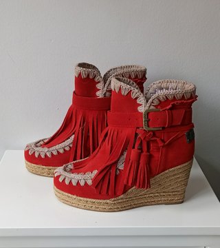 Botas MOU nuevas Australia de segunda mano por 85 EUR en León en WALLAPOP