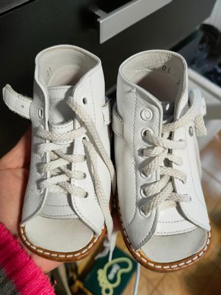 Botas ortopédicas bebé de segunda mano por 20 EUR en Madrid en WALLAPOP