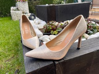 Zapatos tacón stilettos dorados de segunda mano por 15 EUR en Paterna en  WALLAPOP