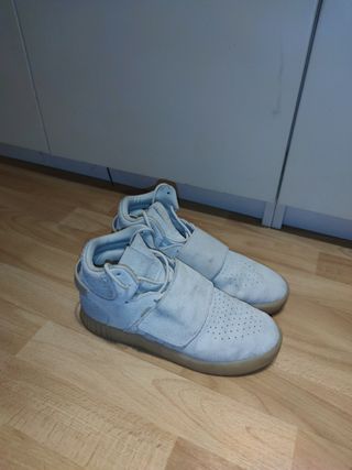 Zapatillas Adidas tipo bota para Niño. de segunda mano por 7 EUR en Santa  Cruz de Tenerife en WALLAPOP