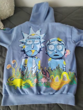 Sudadera de rick and morty talla Xs de pull bear de segunda mano por 15 EUR  en Pamplona en WALLAPOP