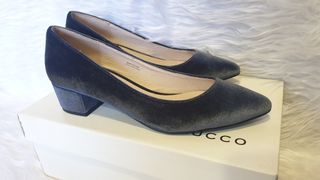 Los Zapatos De Las Zapatillas De Deporte Se Emparejan Aislado Ejemplo  Exhausto Del Vector De La Mano De Zapatos Negros Las Botas Ilustración del  Vector - Ilustración de oscuro, bandera: 145800848