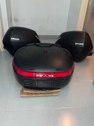 Juego maletas SHAD y soportes Vstrom de segunda mano por 400 EUR en Madrid  en WALLAPOP