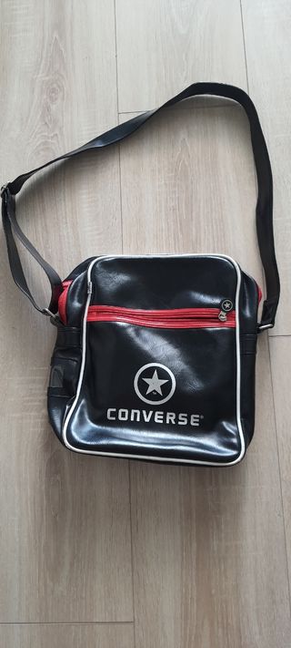 Bolso bandolera converse de segunda mano por 14 EUR en Jerez de la Frontera  en WALLAPOP