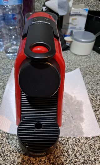 Cafetera Nespresso SE SALE EL AGUA POR DEBAJO!! de segunda mano por 15 EUR  en Barcelona en WALLAPOP