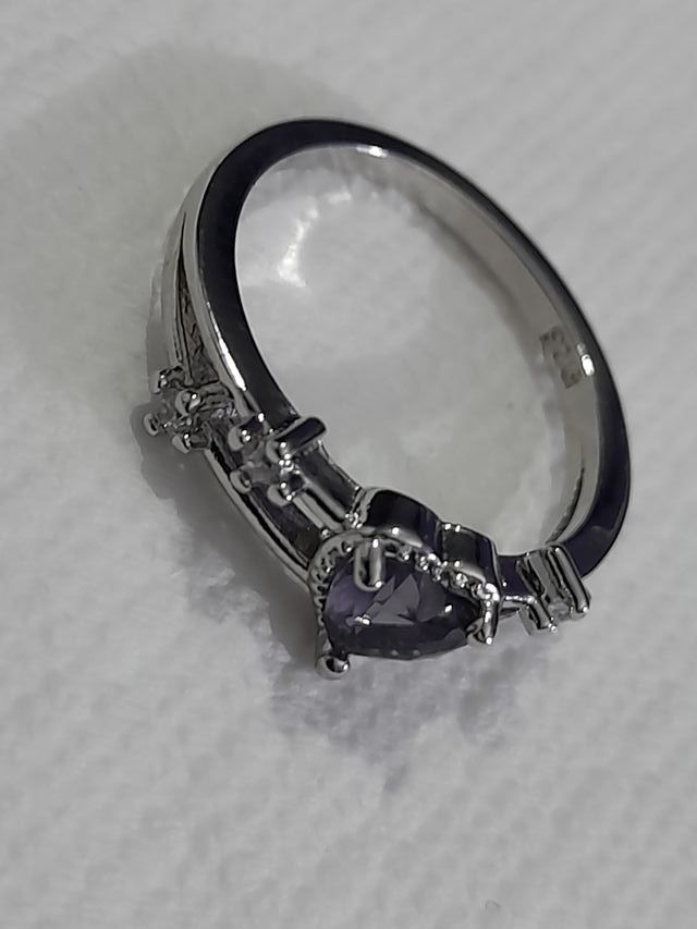 Anillo de plata con corazón color morado. Nuevo