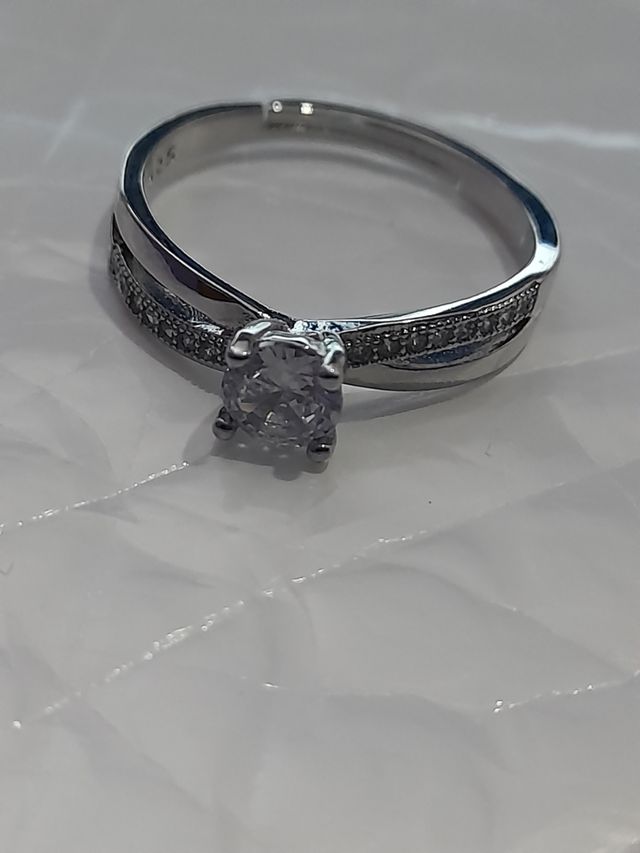 Anillo de plata con circonitas blancas. Nuevo