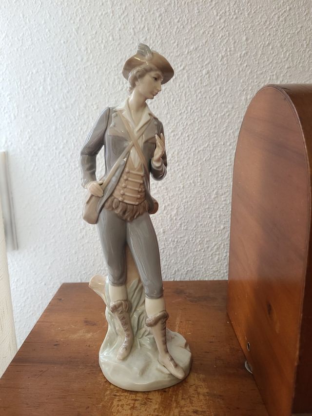 LLADRÓ FIGURA de 29,5 cm. de alto.