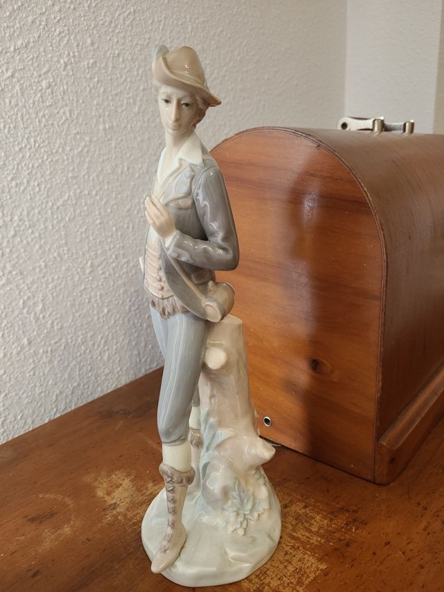 LLADRÓ FIGURA de 29,5 cm. de alto.