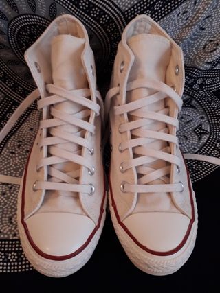 Botas negras de piel desgastada con cordones y tachuelas tipo converse