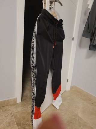 Pantalón de chandal Polinesia de segunda mano por 13 EUR en Molina de  Segura en WALLAPOP