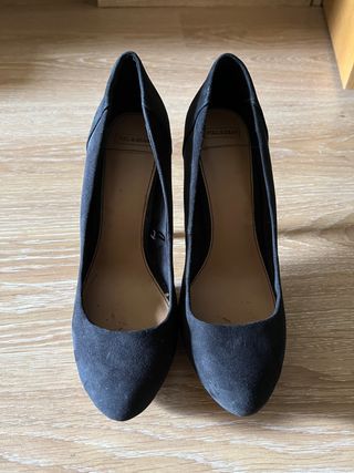 Zapatos de tacón negros talla 40 marca Pull \u0026amp; Bear de segunda mano por  5 EUR en Guadalajara en WALLAPOP