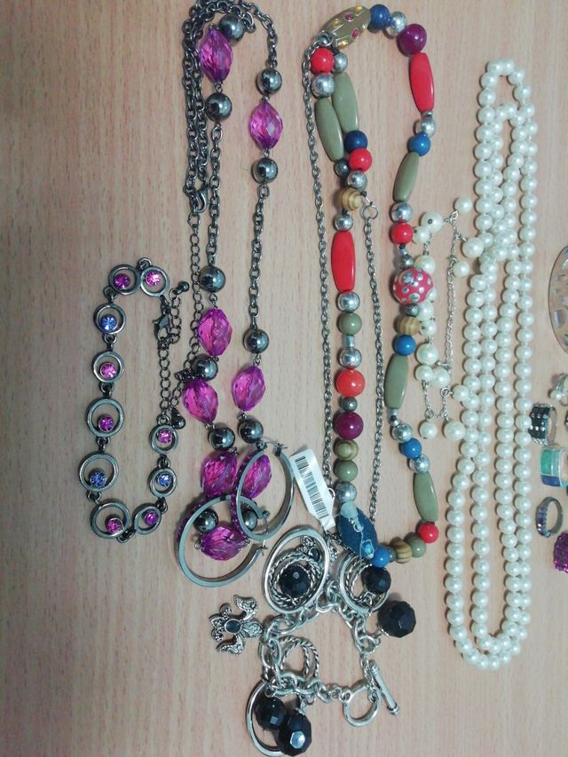 Lote de collares, pulseras y anillos.
