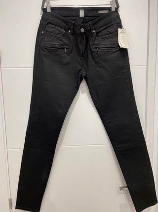 Vaquero\\/Jeans skinny negro encerado Mango Talla42 de segunda mano por 18  EUR en Madrid en WALLAPOP
