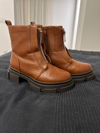 Botas marrones borrego de segunda mano por 15 EUR en Logroño en WALLAPOP