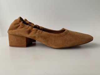 Zapato tacón de ante marrón talla 39 de segunda mano por 10 EUR en  Vitoria-Gasteiz en WALLAPOP