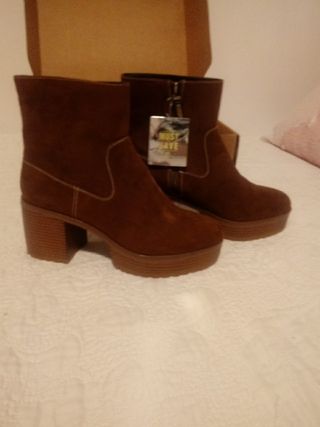 Botas marrones bershka de segunda mano por 13 EUR en Sevilla en WALLAPOP