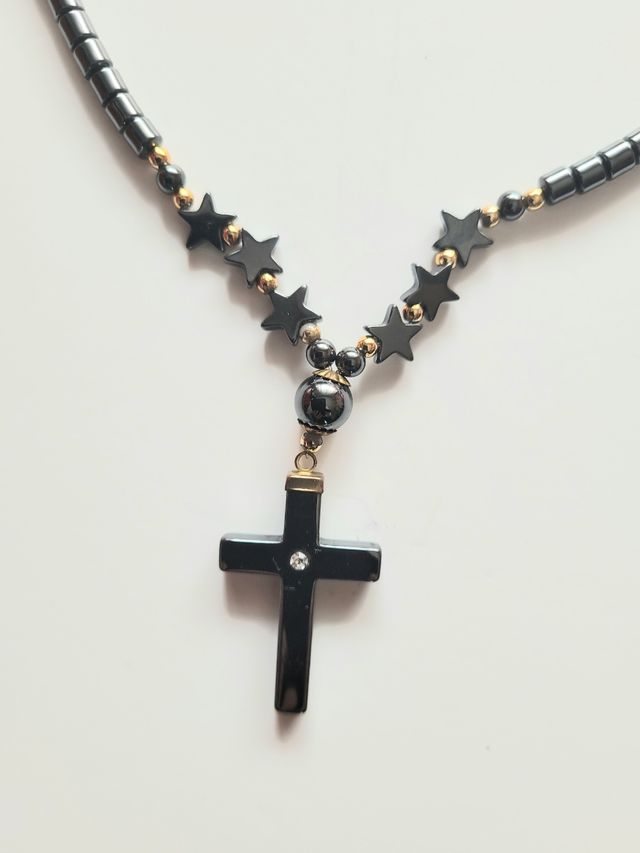 Collar de hematita con cruz