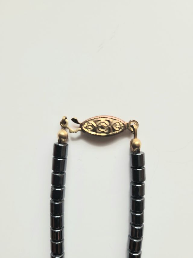 Collar de hematita con cruz