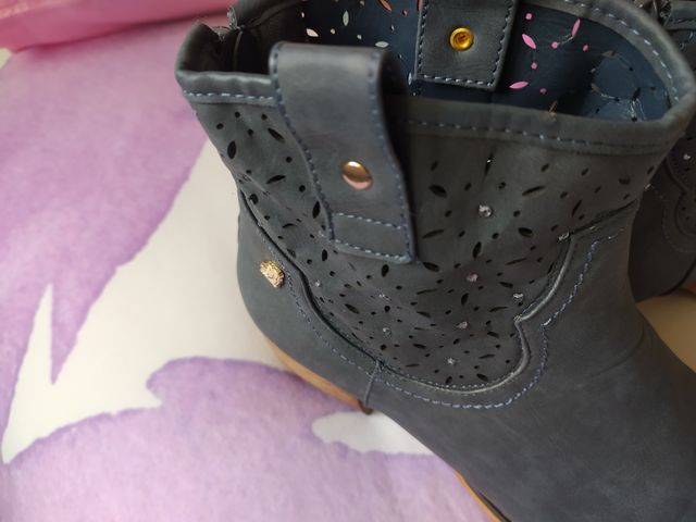 BOTIN DE MUJER AZUL ,  CALADOS ,N.38
