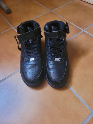 Nike Air Force 1 Mid Negras de segunda mano por 65 EUR en Ciempozuelos en  WALLAPOP