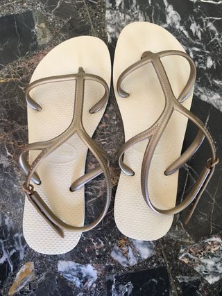 Sandalias Havaianas Doradas de segunda mano por 12 EUR en Málaga en WALLAPOP