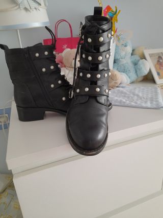 Botas negras con perlas de segunda mano por 14 EUR en Avilés en WALLAPOP