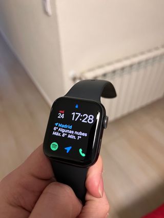Apple Watch 5 40mm negro GPS. de segunda mano por 160 EUR en Madrid en  WALLAPOP