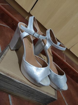 Tacones para fiestas o bautizo o comuniones de segunda mano por 15 EUR en  Chiclana de la Frontera en WALLAPOP