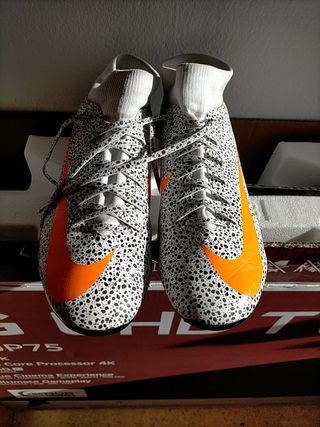Botas futbol: Nike Safari de segunda mano por 45 EUR en Terrassa en WALLAPOP