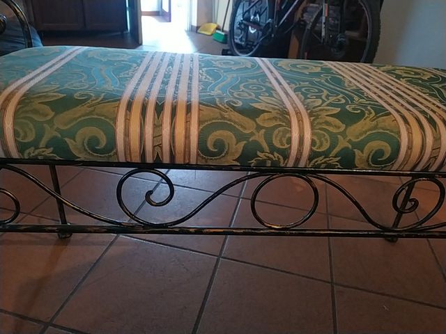 divanetto imbottito in ferro battuto come da foto