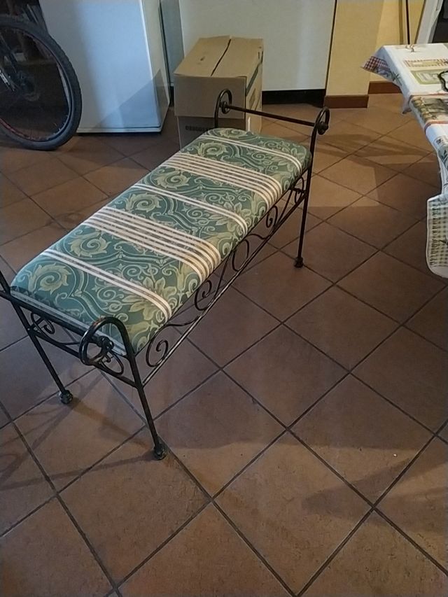 divanetto imbottito in ferro battuto come da foto