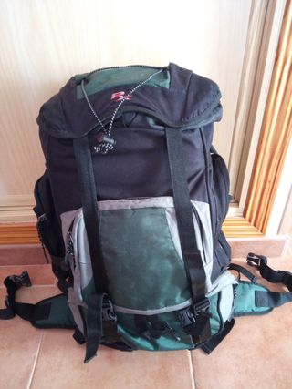Mochila de montaña de segunda mano por 15 EUR en Buitrago de Lozoya en  WALLAPOP