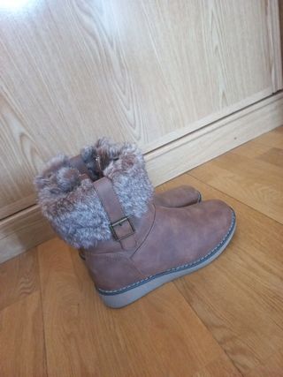 Botas marrones de pelo de segunda mano por 12 EUR en Leganés en WALLAPOP