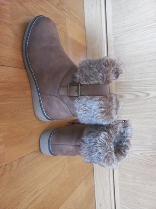 Botas marrones de pelo de segunda mano por 12 EUR en Leganés en WALLAPOP